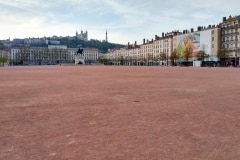 Place Bellecour à l'heure de sortie des bureaux (27 mars, 18h)