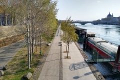 Quais du Rhône, un samedi après-midi de printemps - D'habitude il est difficile de trouver une place sur les terrasses des péniches (Quai, Augagneur, 28 mars, 16h30)