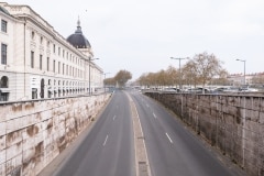 Les quais devant l'hôtel Dieu, la plupart du temps saturés de véhicules (quai Jules Courmont, 29 mars, 13h)