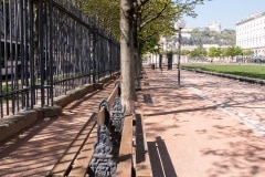 Les bancs de la place Antonin Poncet, désespérément vides (2 avril, 12h50)