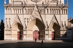 Le parvis de la Cathédrale Saint Jean reconverti en terrain de foot (3 avril, 17h15)